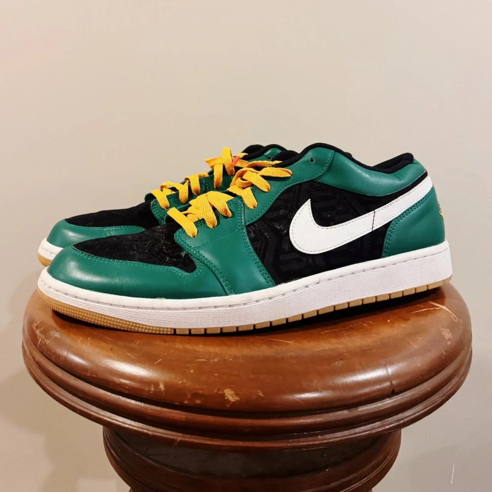 AIR JORDAN 1 LOW SE
"HOLIDAY SPECIAL - MALACHITE GREEN" - Picture 2 of 14